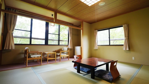 【新館和室10畳】白樺の林を眺める広めの客室